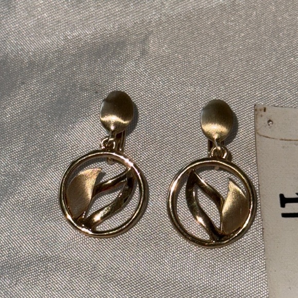 Vintage Chic Brushed & Smooth Gold Tone Open Circle Leaf Design Drop Earrings - Picture 6 of 9